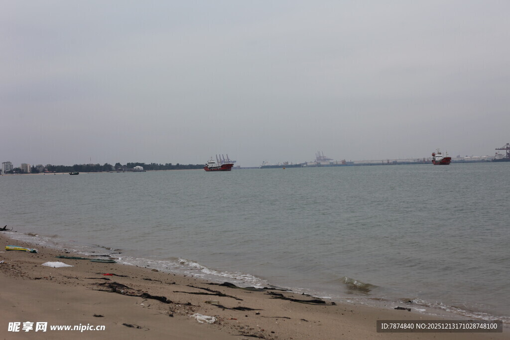 海边沙滩与远处水域景象