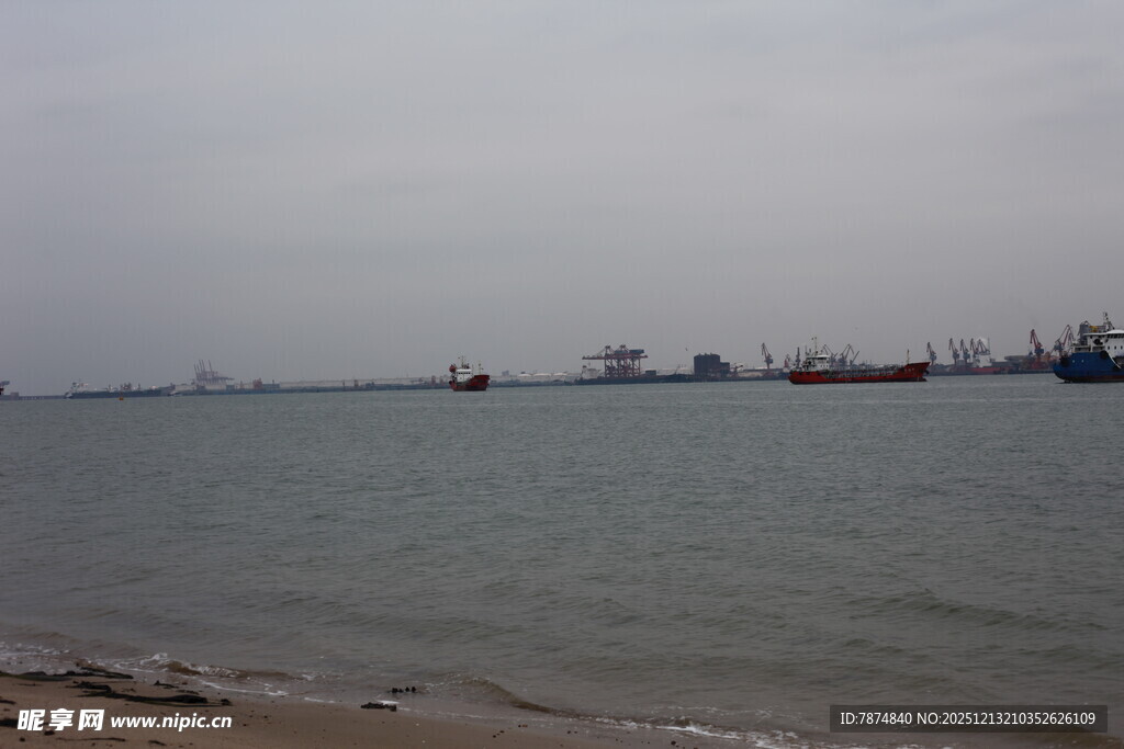 海面船只与天际线