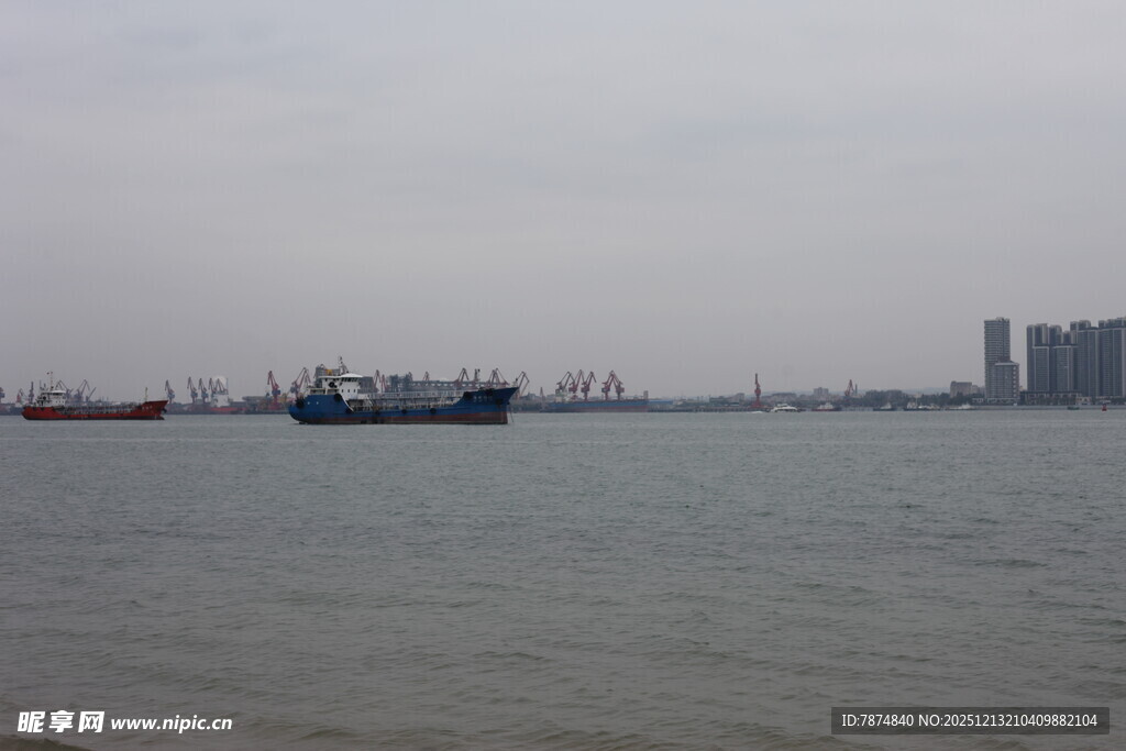 海上船只与远处城市景观