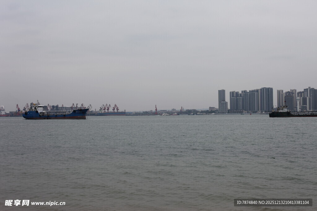 城市江边的船只与高楼