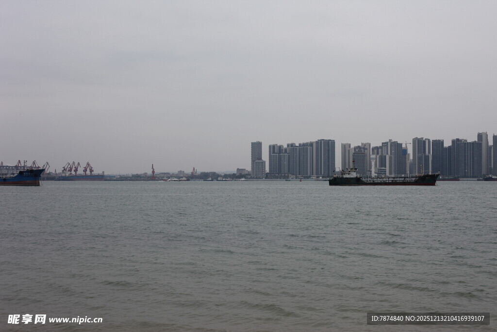 江边城市景观与江面船只