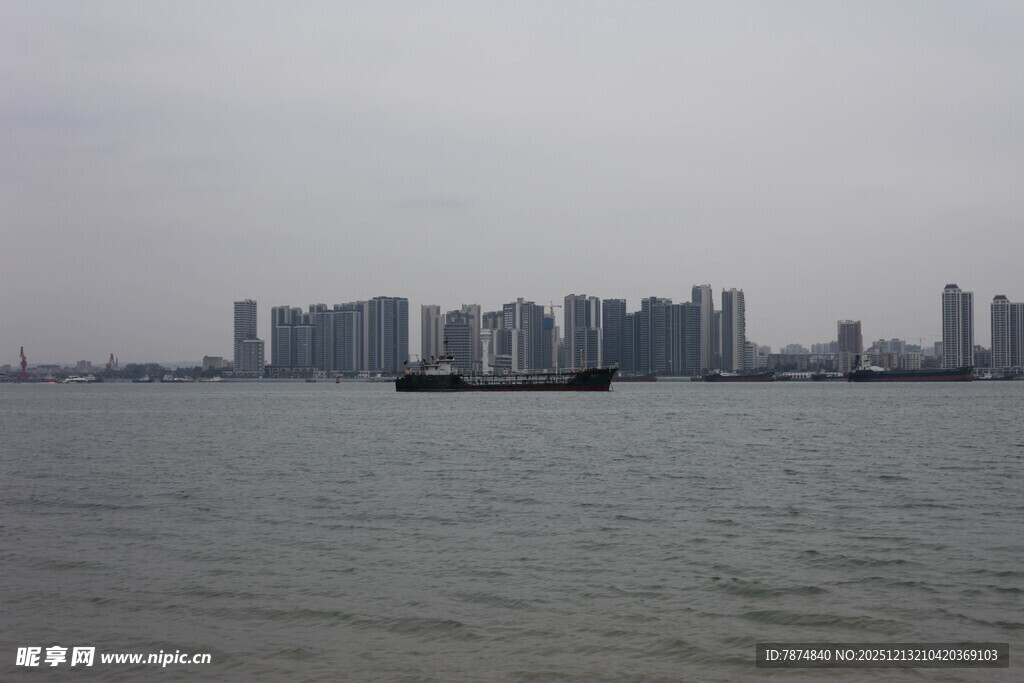 江边城市景观与江中小船