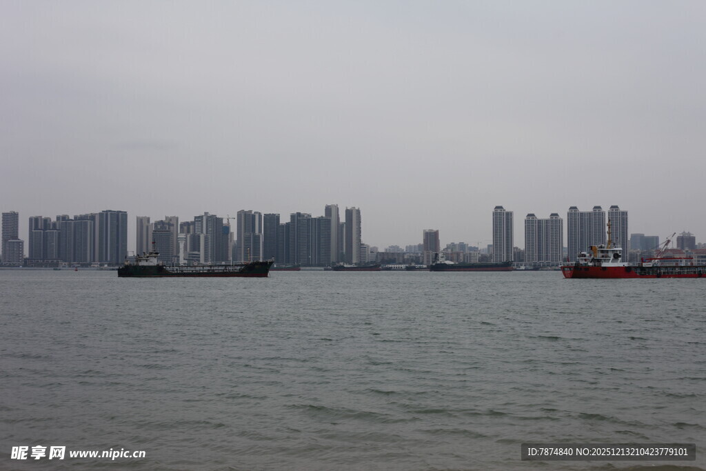 江边城市景观与江上船只