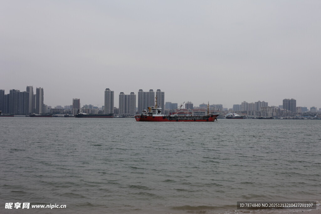 城市江畔船只景观