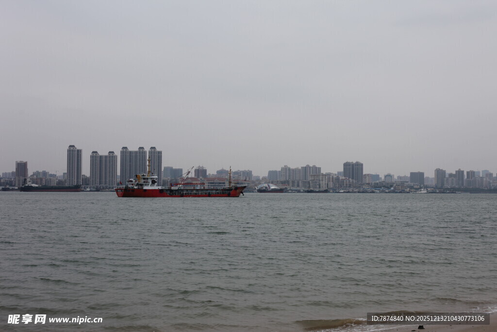 城市江畔船只远景