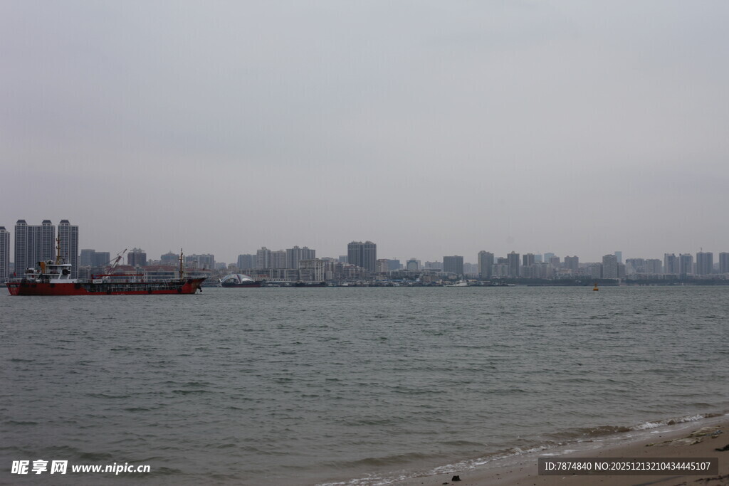 海滨城市风光远眺