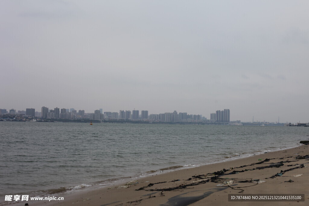 海滨城市的宁静海岸线