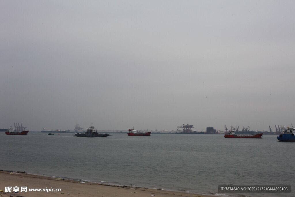 海边停泊的众多船只