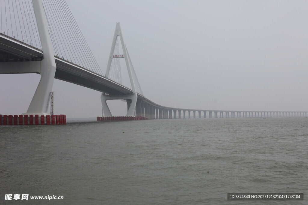 雾中跨海大桥