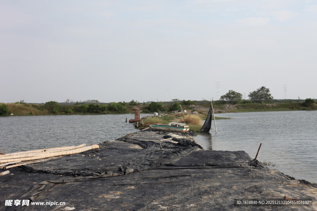 河边烧毁的船只残骸