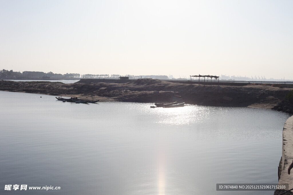平静水面上的船只风景