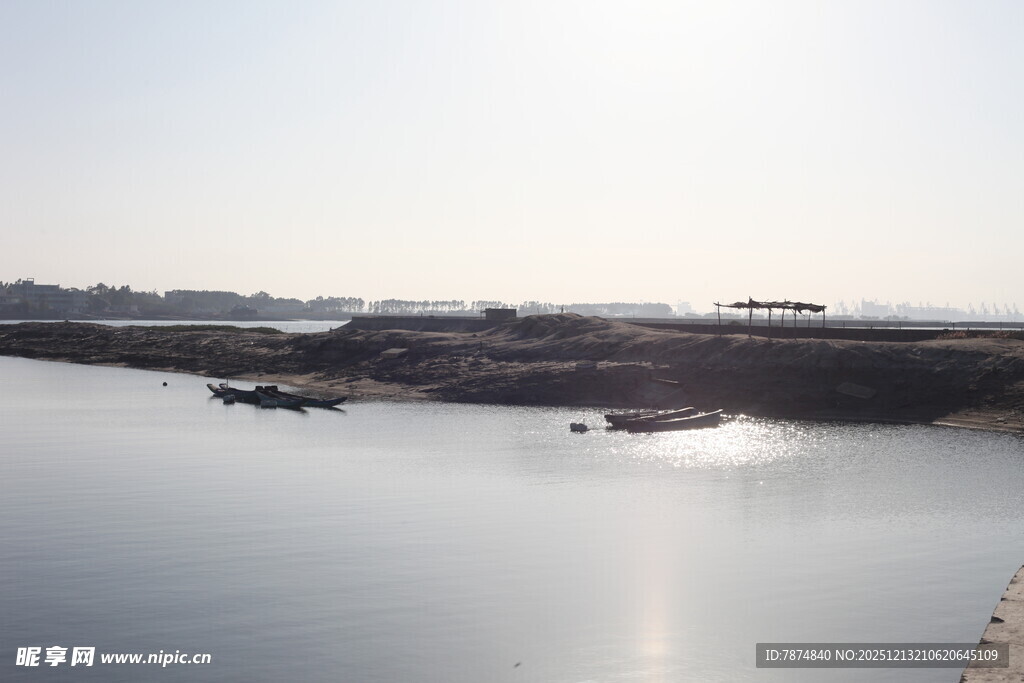 平静湖面与远处建筑景观
