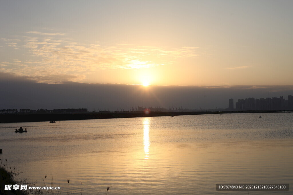 湖畔日落美景