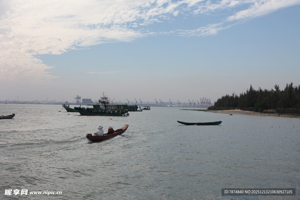 海上船只与岸边风景
