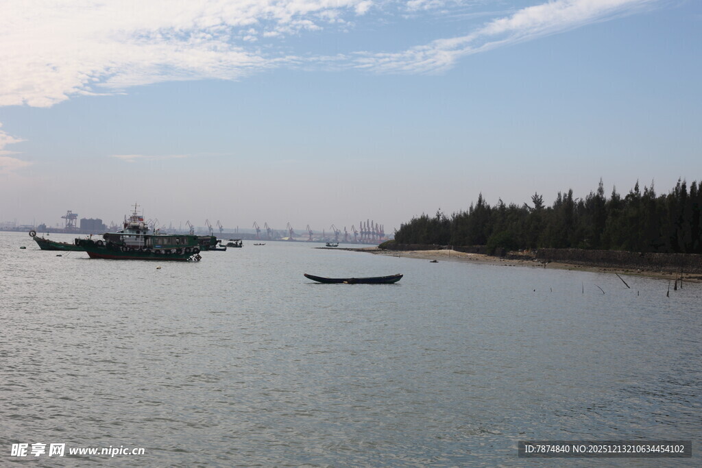 海上船只与岸边景致
