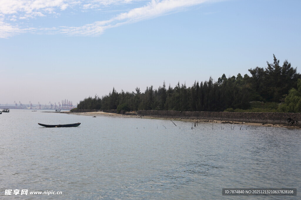宁静河畔小船与葱郁岸景