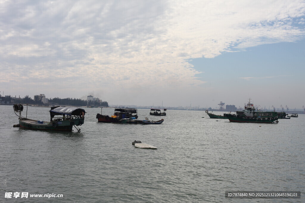 海上船只停泊景象