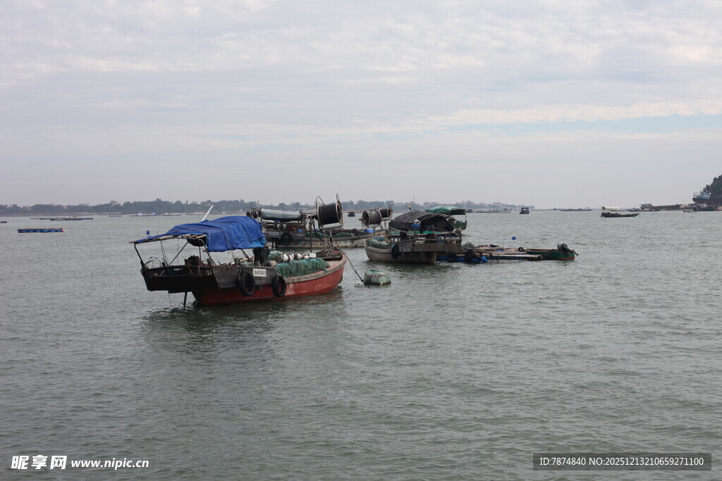 海上停泊的多艘船只