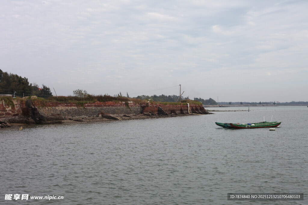 宁静水边的小船与岸景