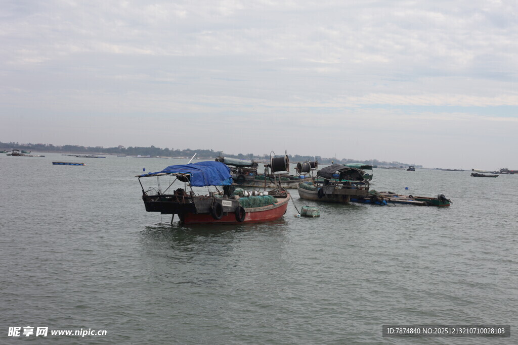 海上停泊的多艘作业船只