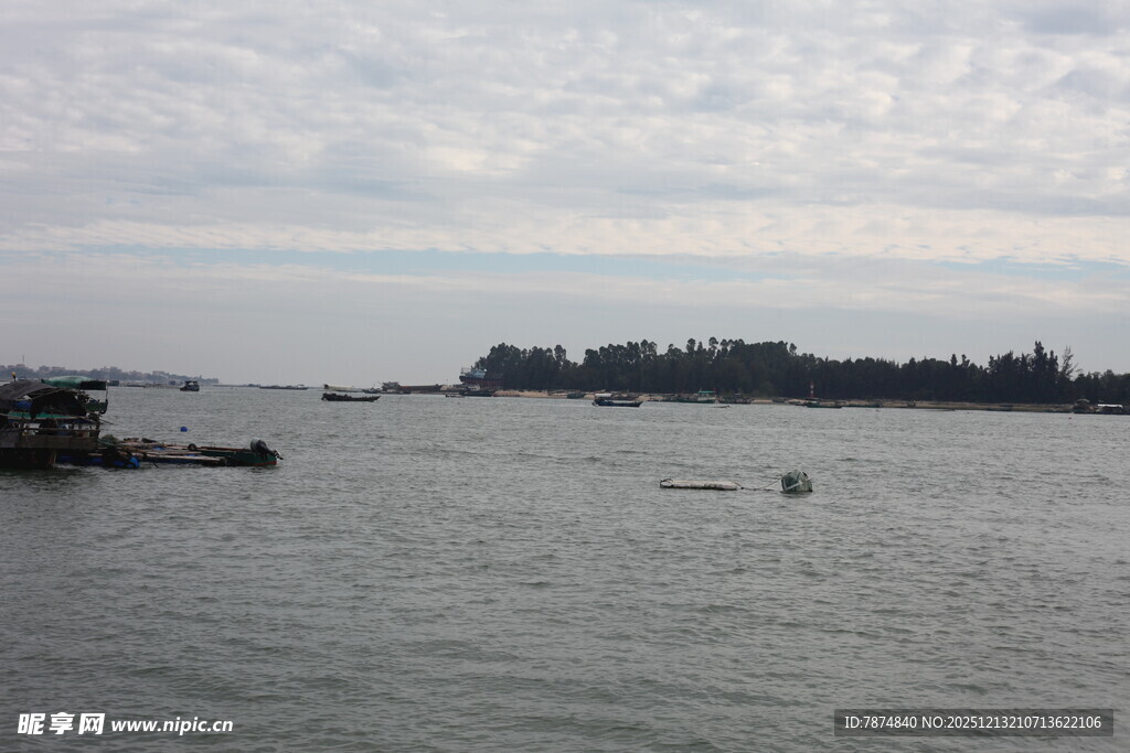 宁静湖景中的船只与岛屿