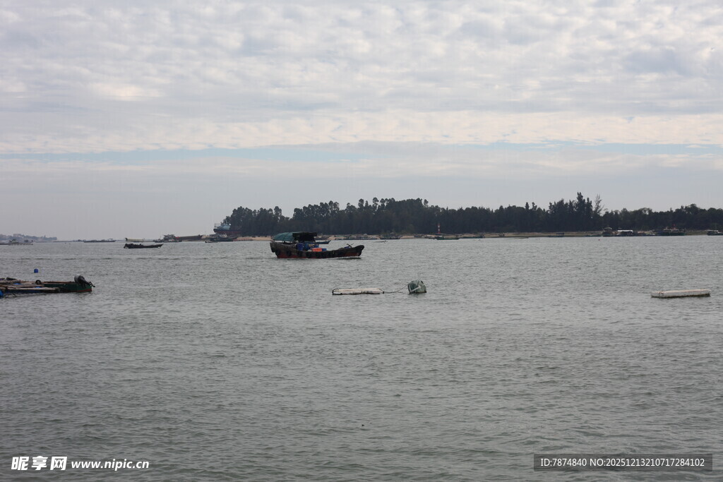 海上船只与远处岛屿景观