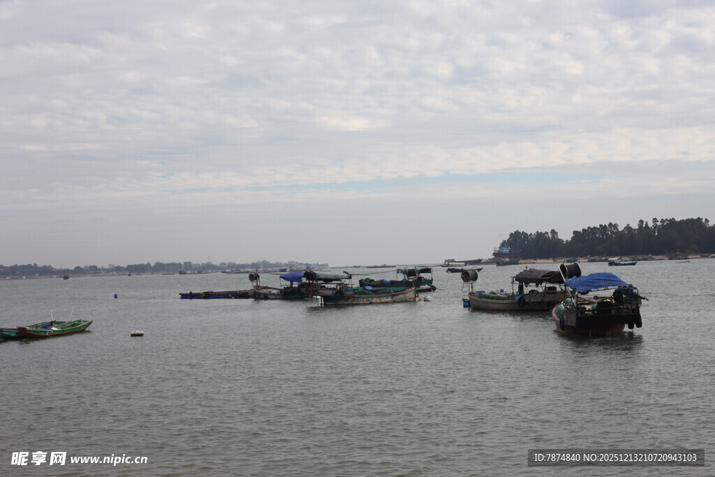 水上停泊船只景象