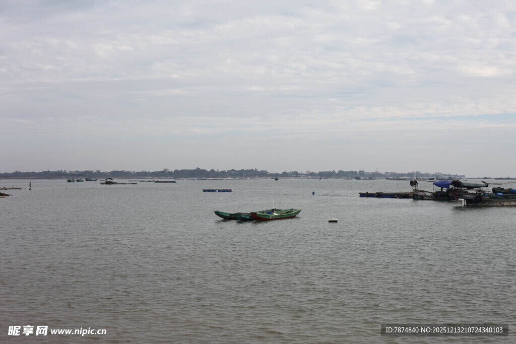 海上船只与远处天际线