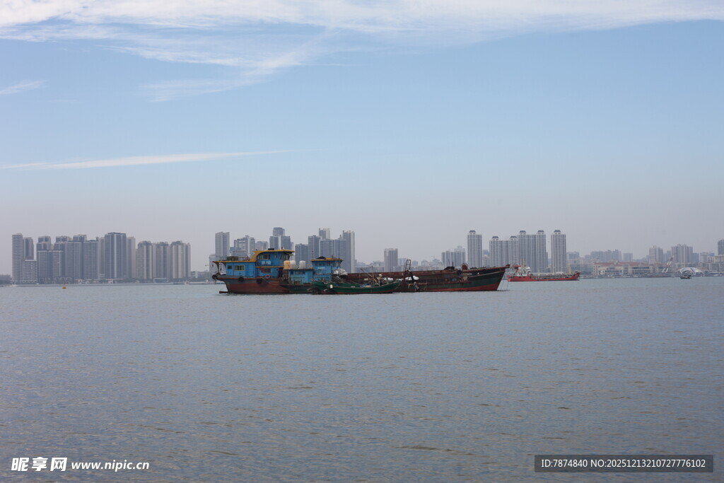 海上船只与城市天际线