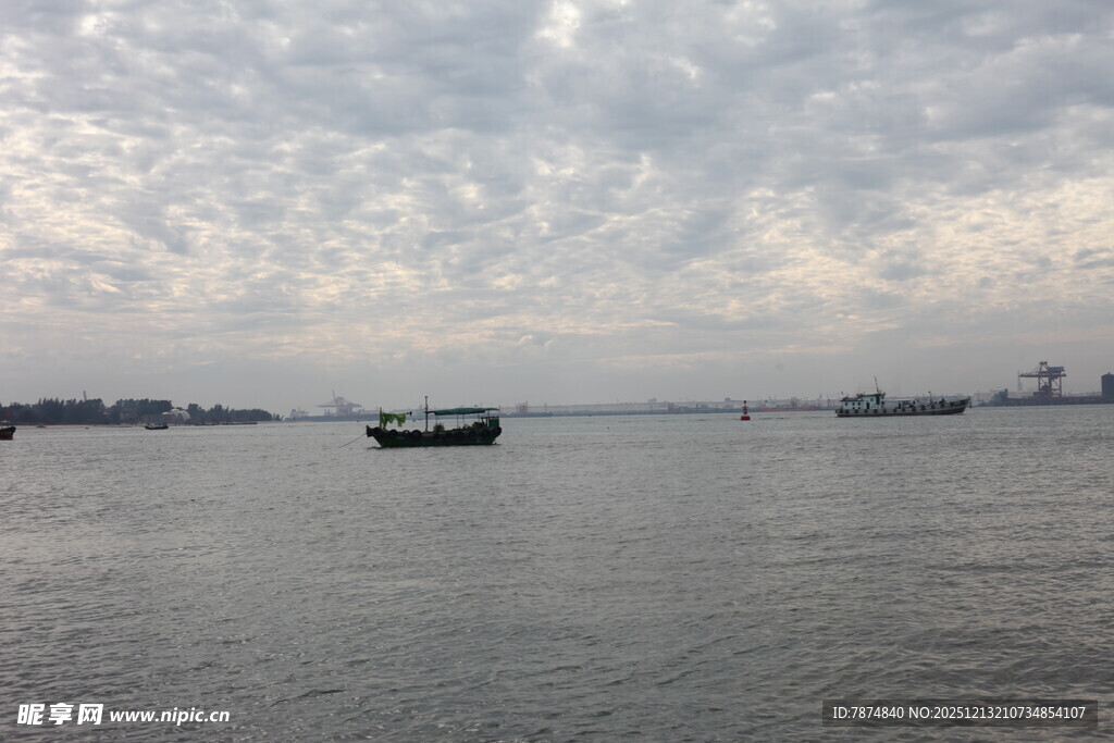 海上孤舟天际云景