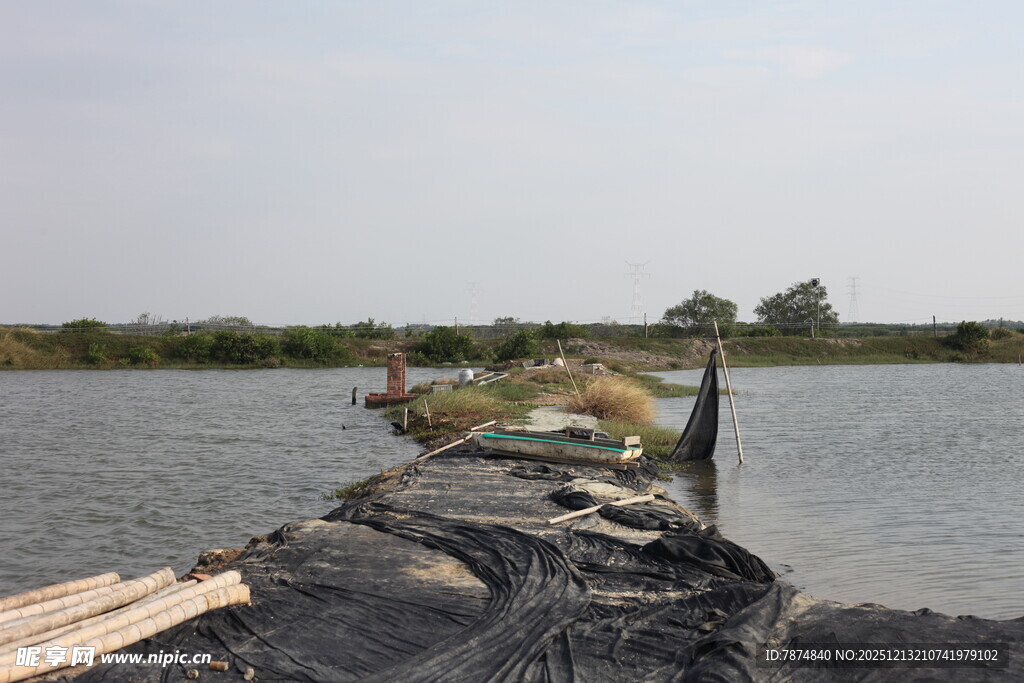 河边铺设的黑色防护网