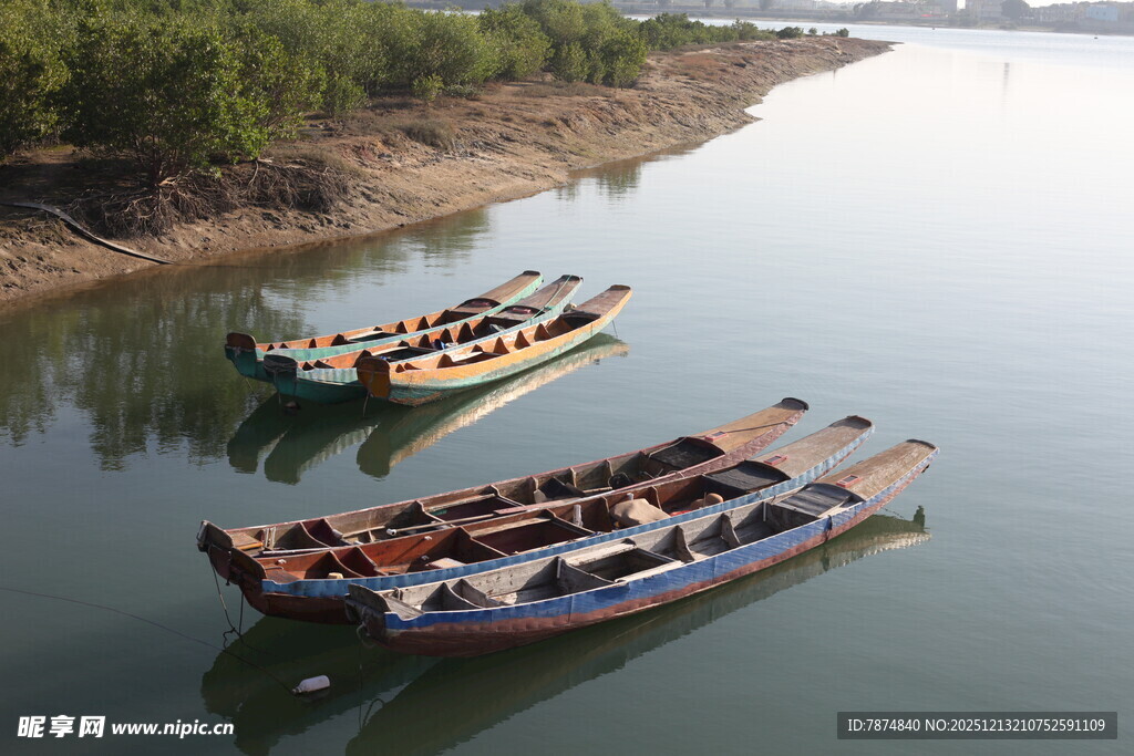 河上停泊的两艘多彩船只