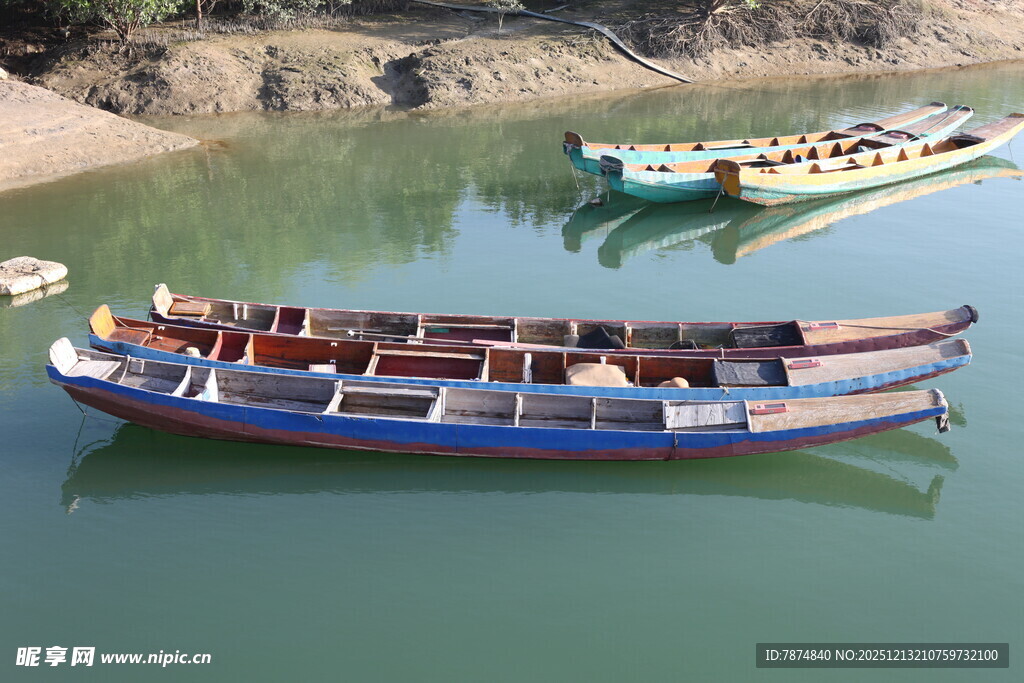 河畔停泊的多彩船只