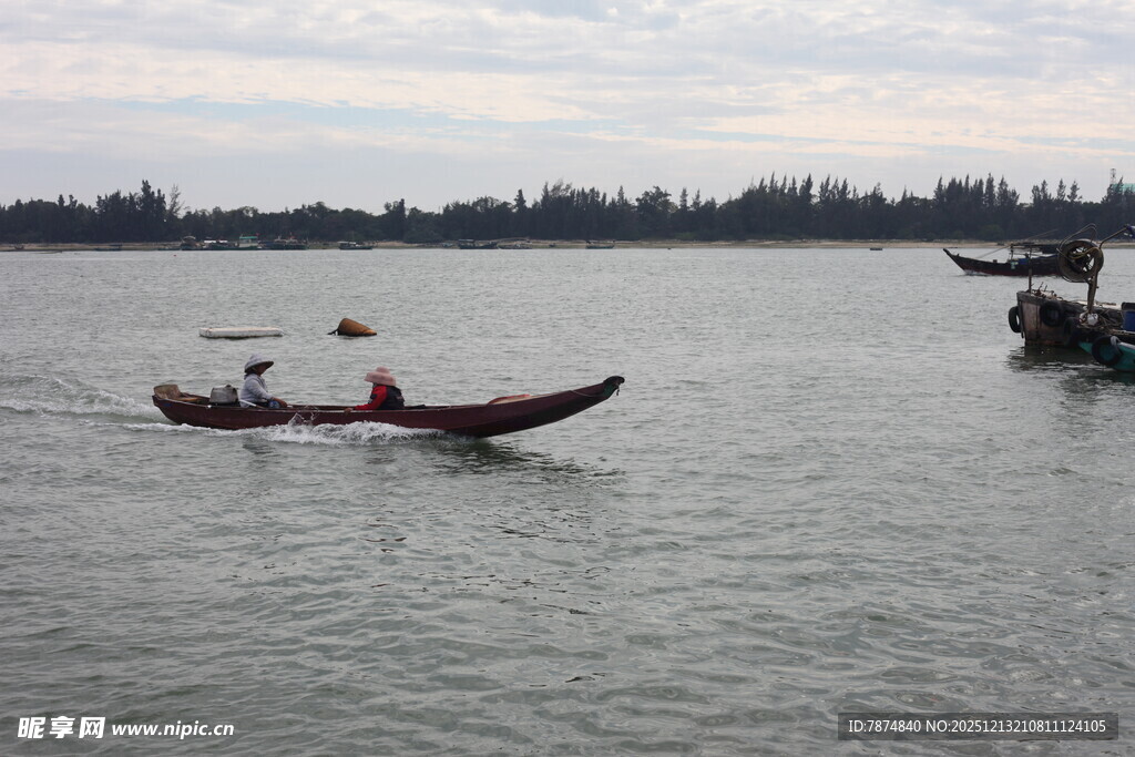 水面上的小船与人物景象