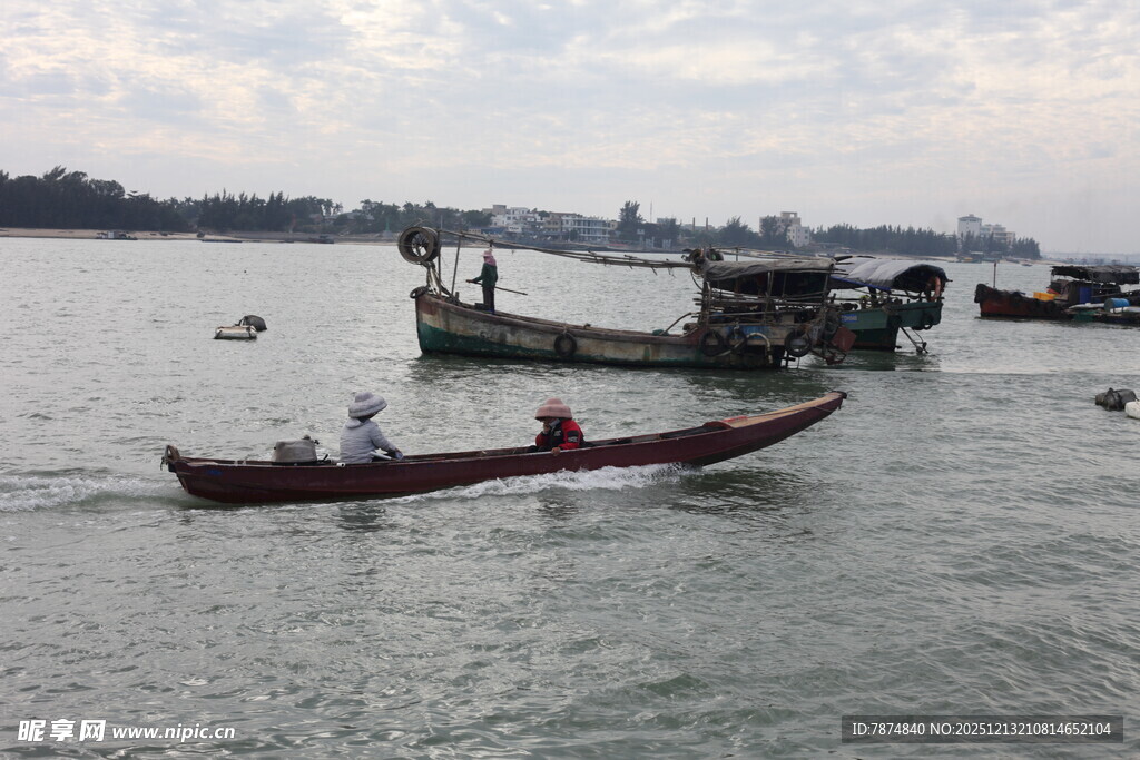 江面上的船只与小船