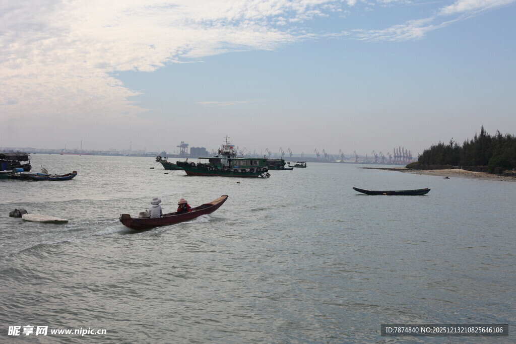 海上船只悠然航行画面