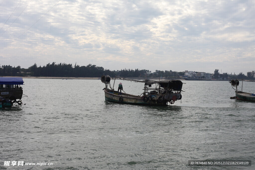 江面上的几艘船只