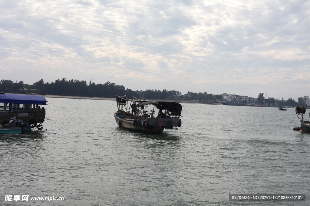 水面上的多艘船只