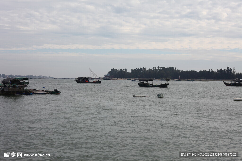 海上船只与远处岛屿景观
