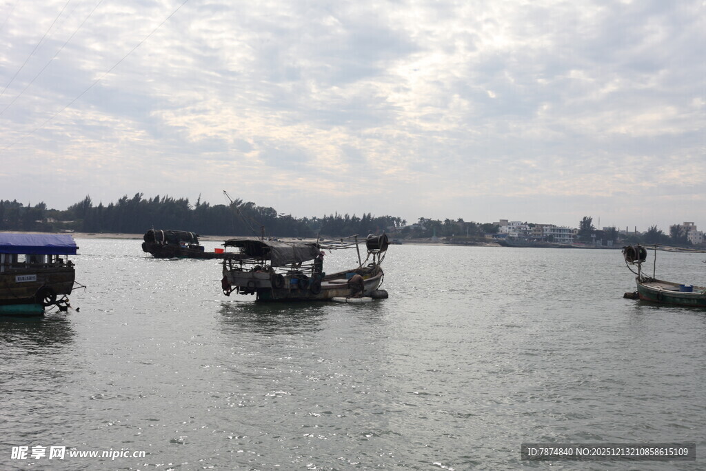 水上船只停泊于开阔水域