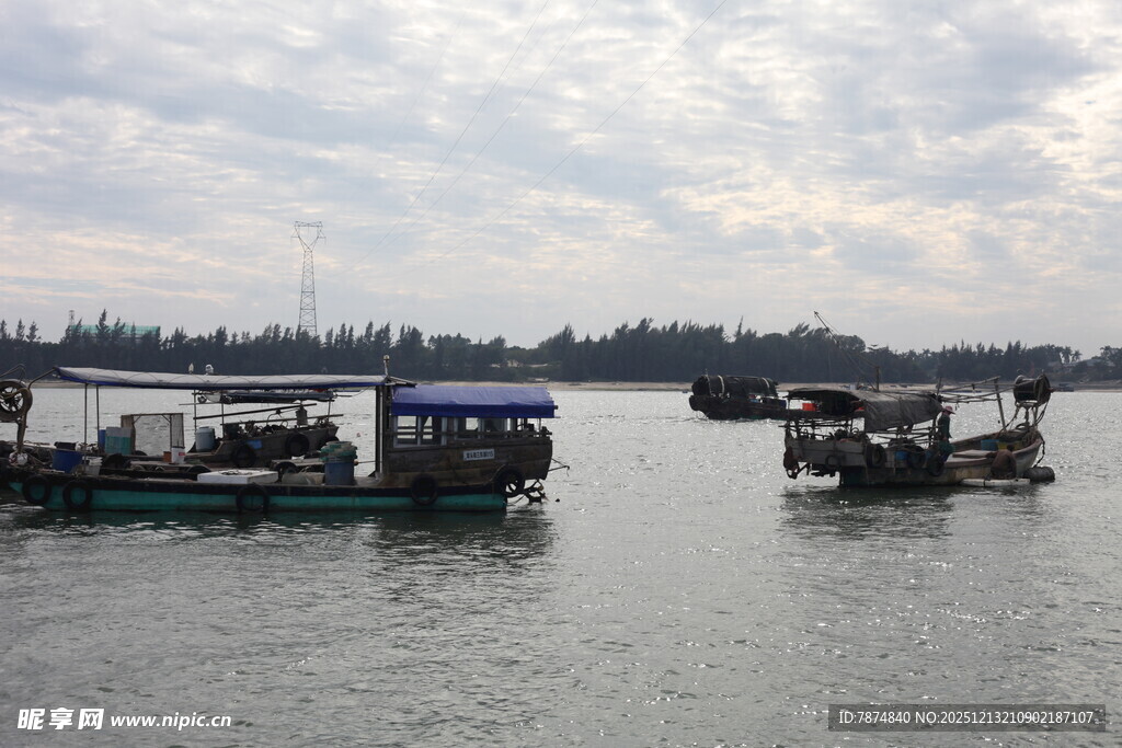 水上船只停泊景象