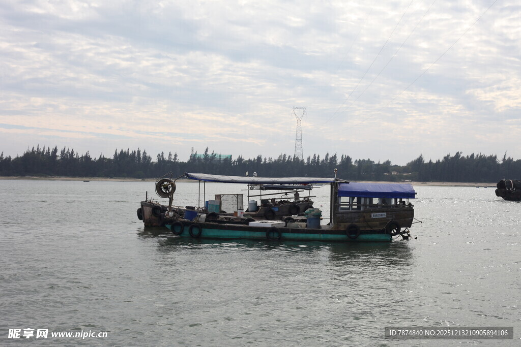 江上行驶的船只