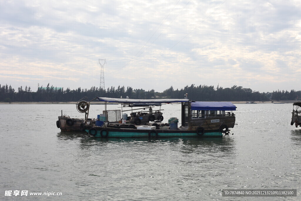 江上船只停泊景象