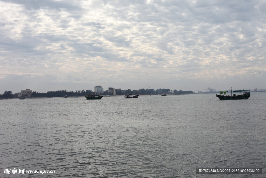 江面上的船只与远处景致