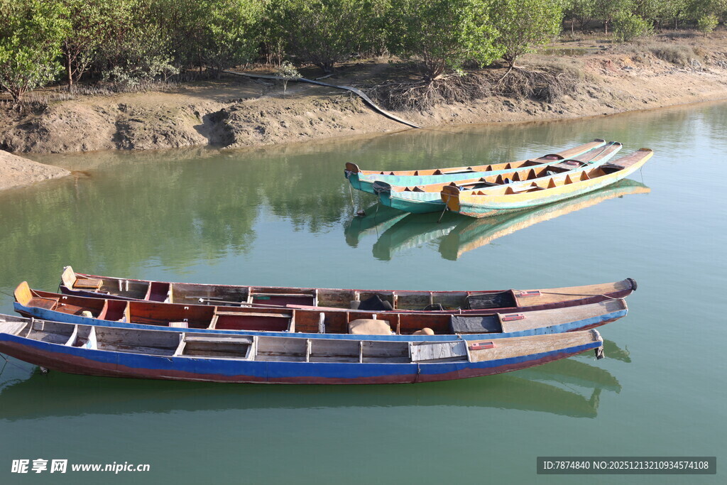 河畔停泊的多彩小船