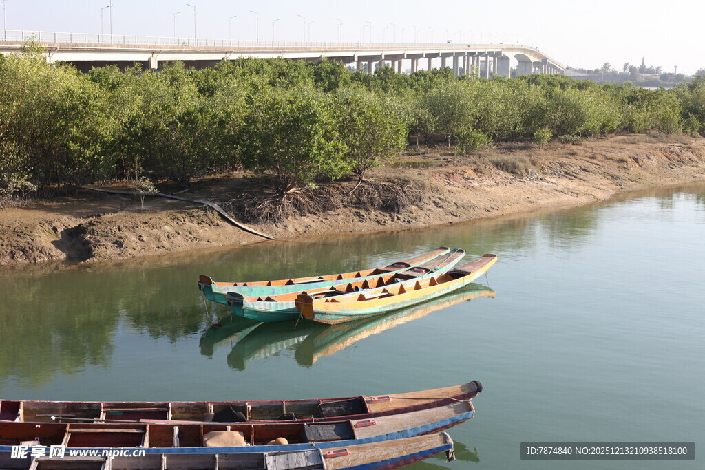 河畔停泊的多彩船只