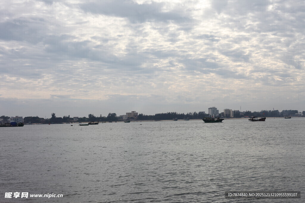 海上船只与远处城市景观