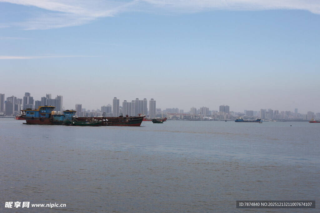江边城市景观与江上船只