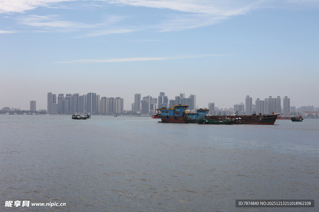 江边城市与江上船只景象