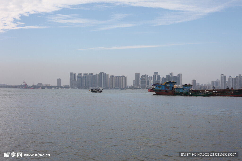 城市江畔风光远眺
